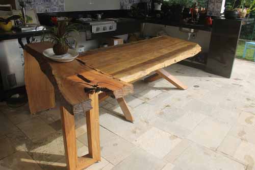 Mesa costaneira de borda orgânica com aparador costaneira em área gourmet