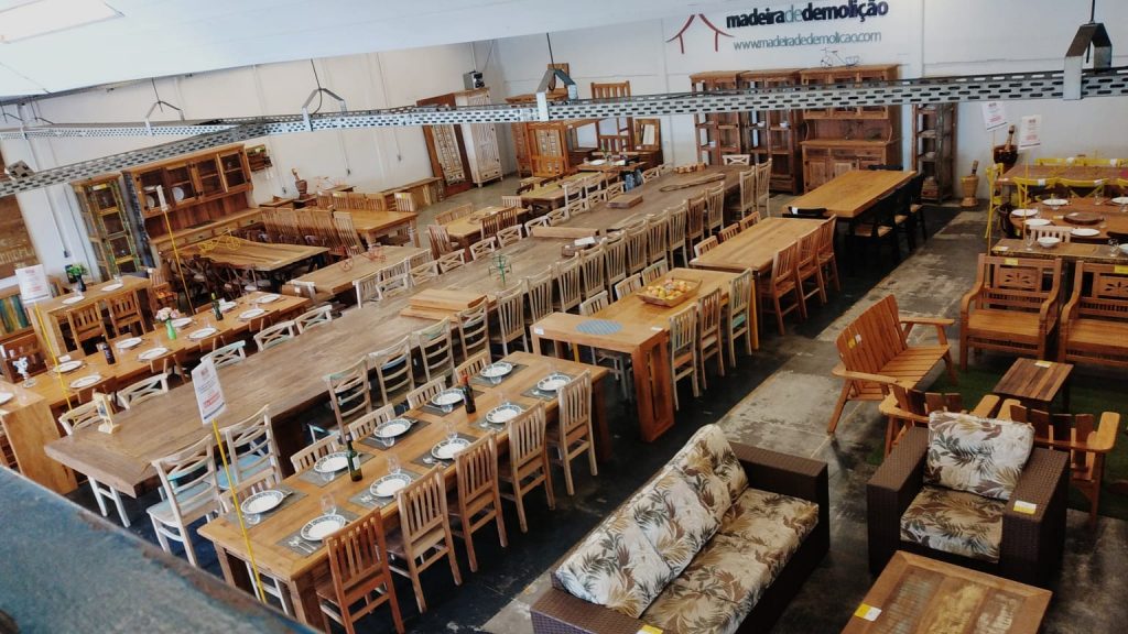 Interior da loja Madeira de Demolição em Curitiba com mesas e móveis rústicos