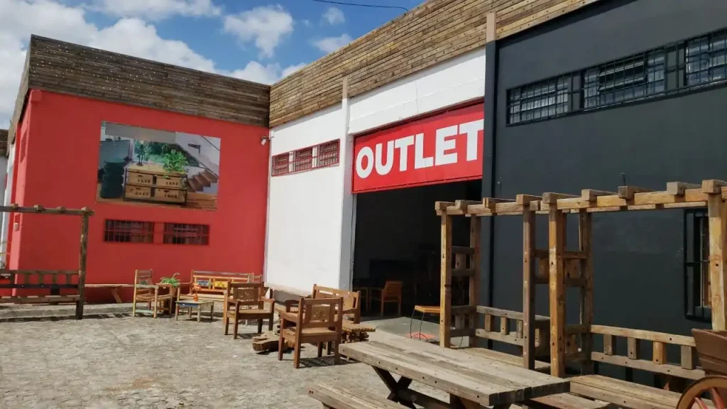 Fachada da loja Madeira de Demolição Curitiba no Bairro Alto com área de outlet