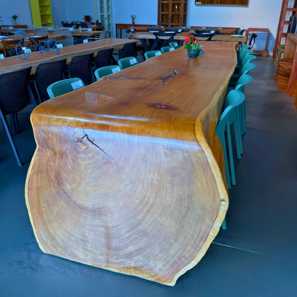 Mesa cascata de madeira maciça com anéis do tronco à mostra e cadeiras verdes, Curitiba