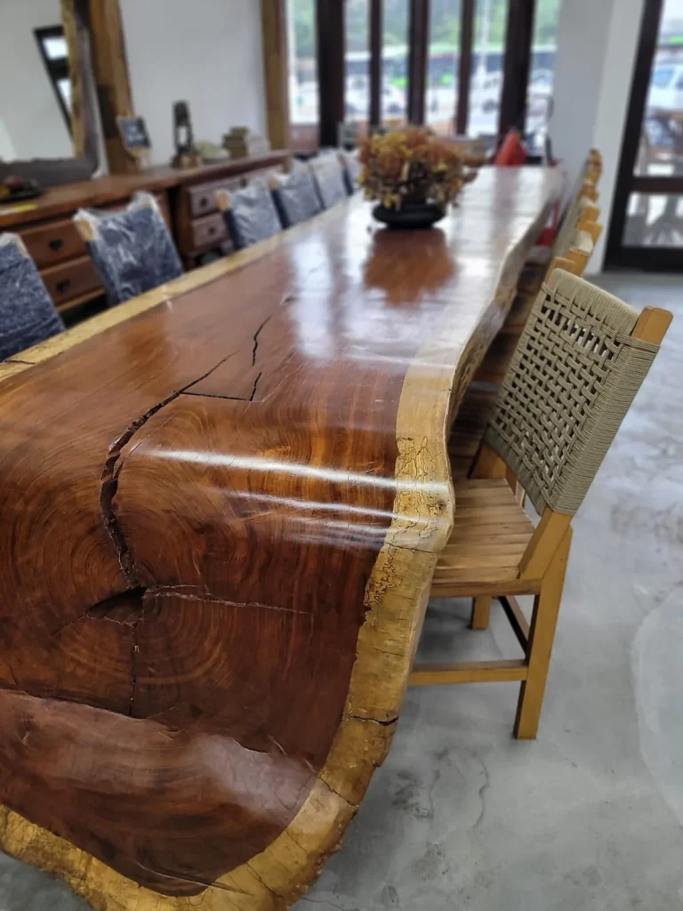 Mesa cascata de madeira maciça com borda orgânica, tampo envernizado e cadeira de palhinha