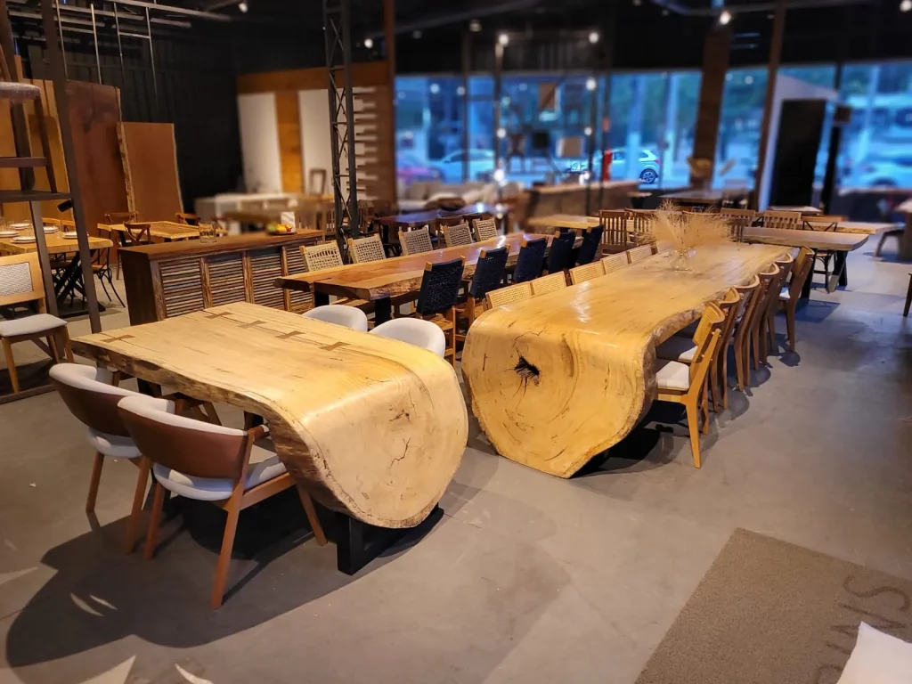 Duas mesas cascata de madeira maciça lado a lado no showroom em Curitiba