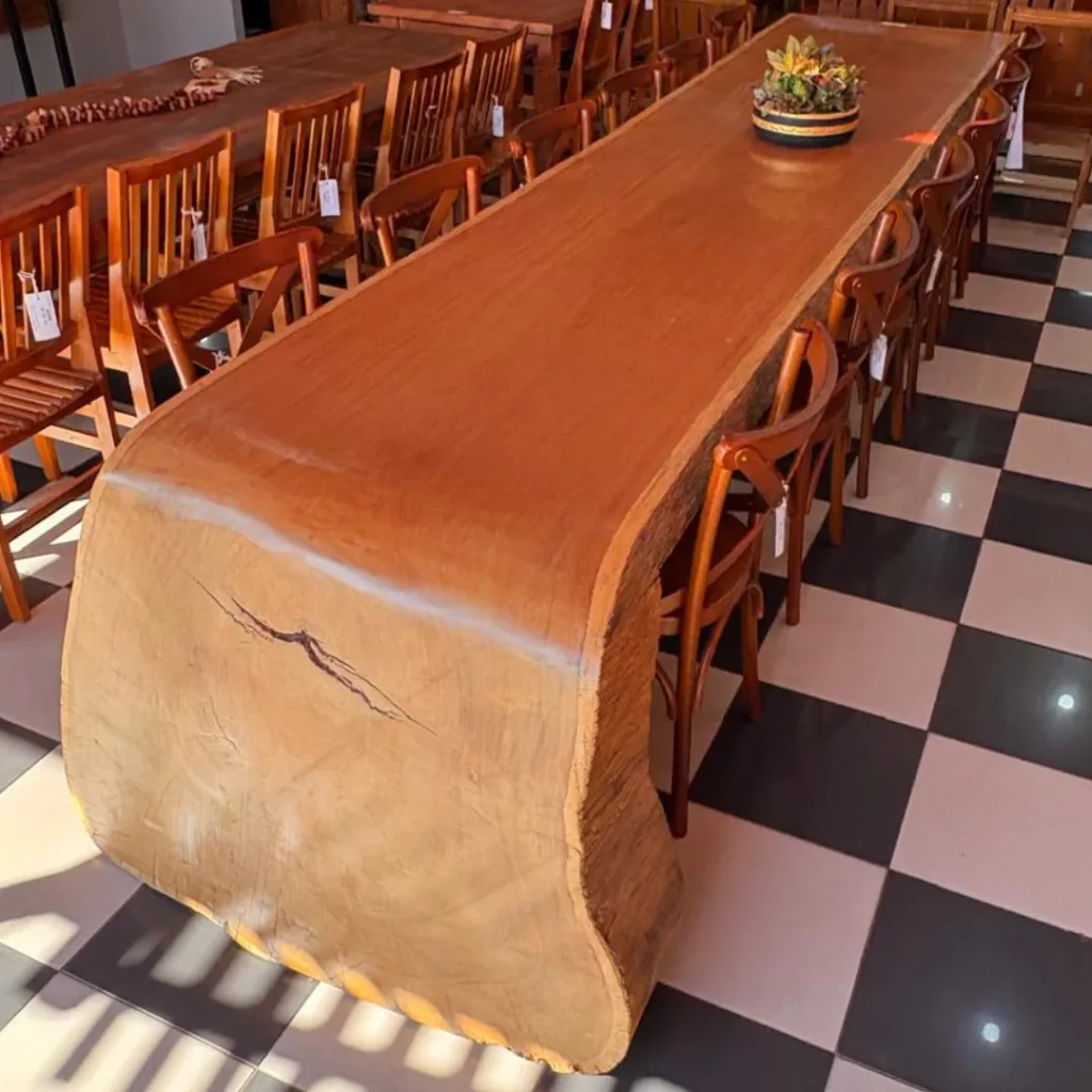 Mesa cascata de madeira maciça com lateral curva, em ambiente com piso xadrez, Curitiba