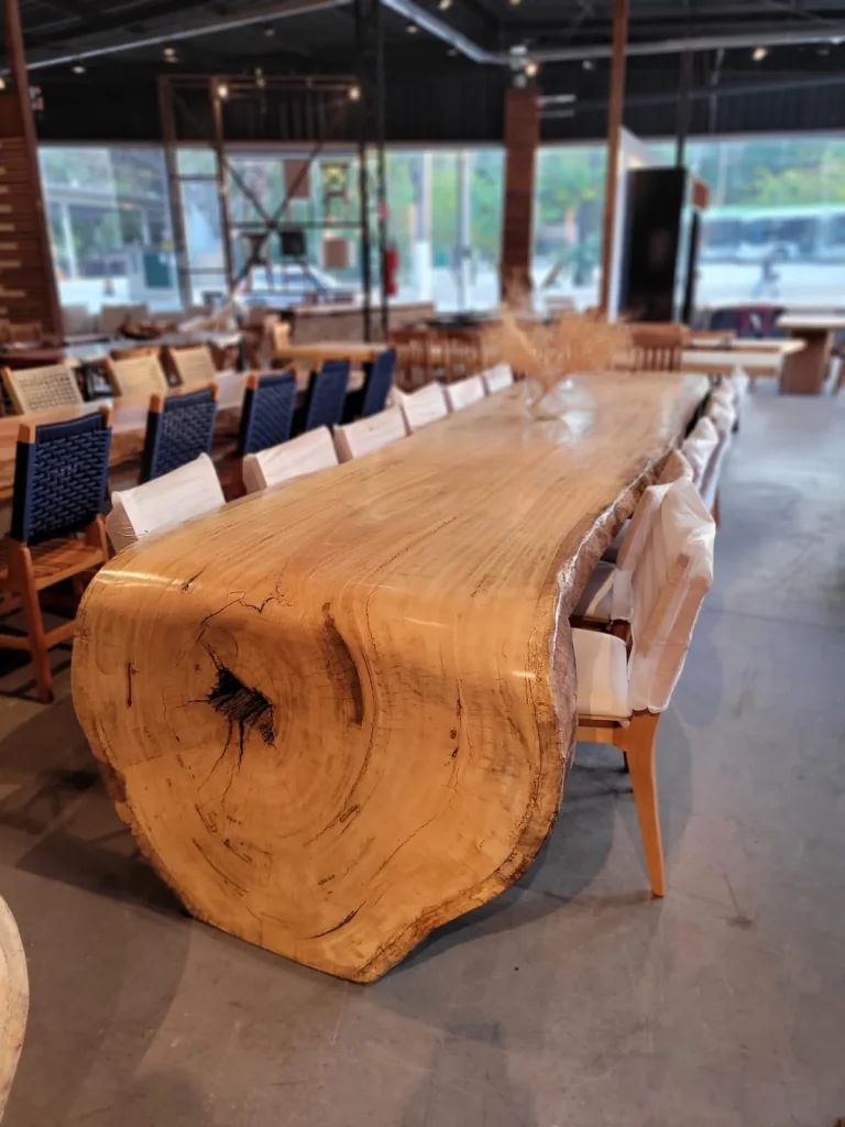 Mesa cascata de madeira maciça amarela com nós do tronco e cadeiras de assento claro, Curitiba