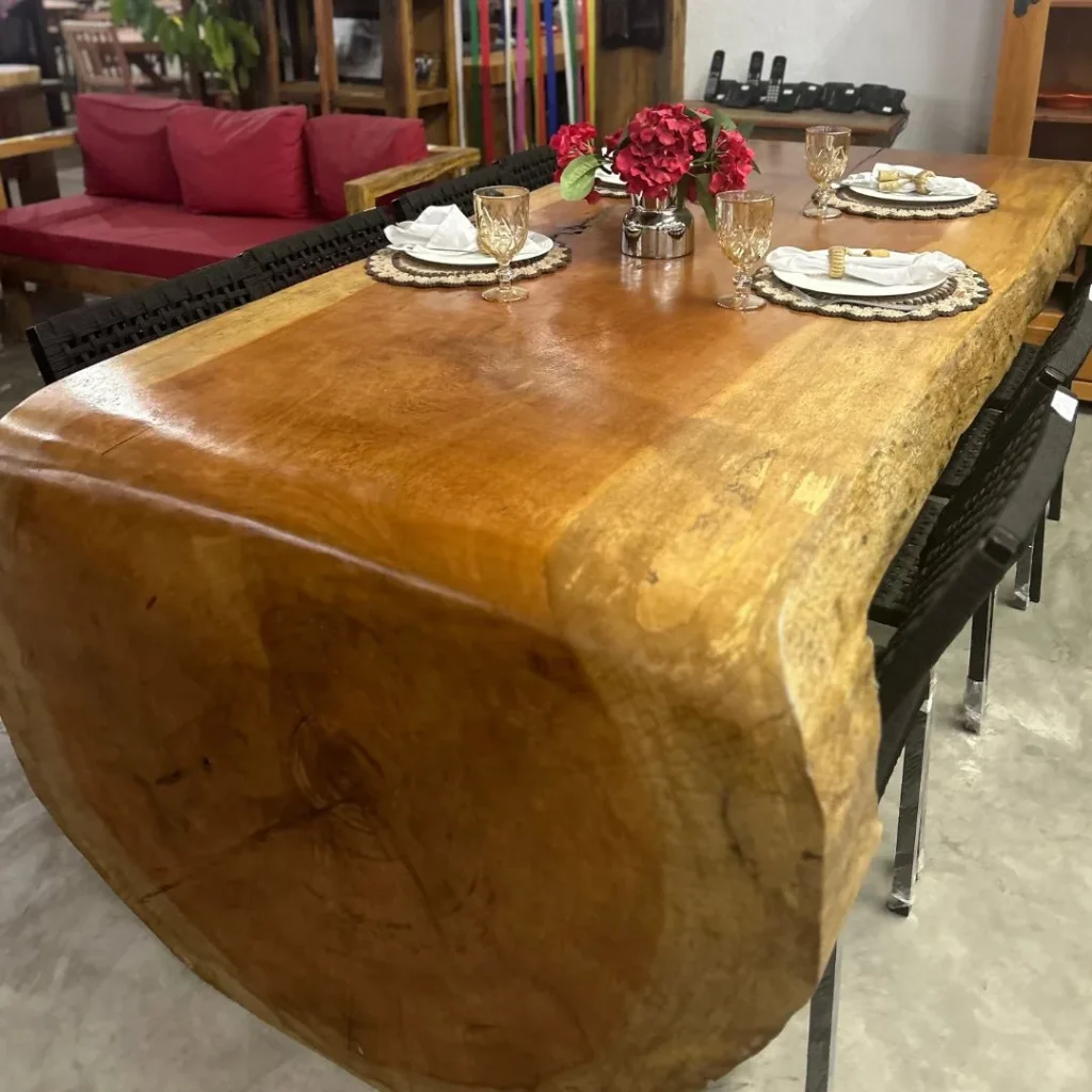Mesa cascata de madeira maciça dourada com lateral em tronco e base de ferro, Curitiba