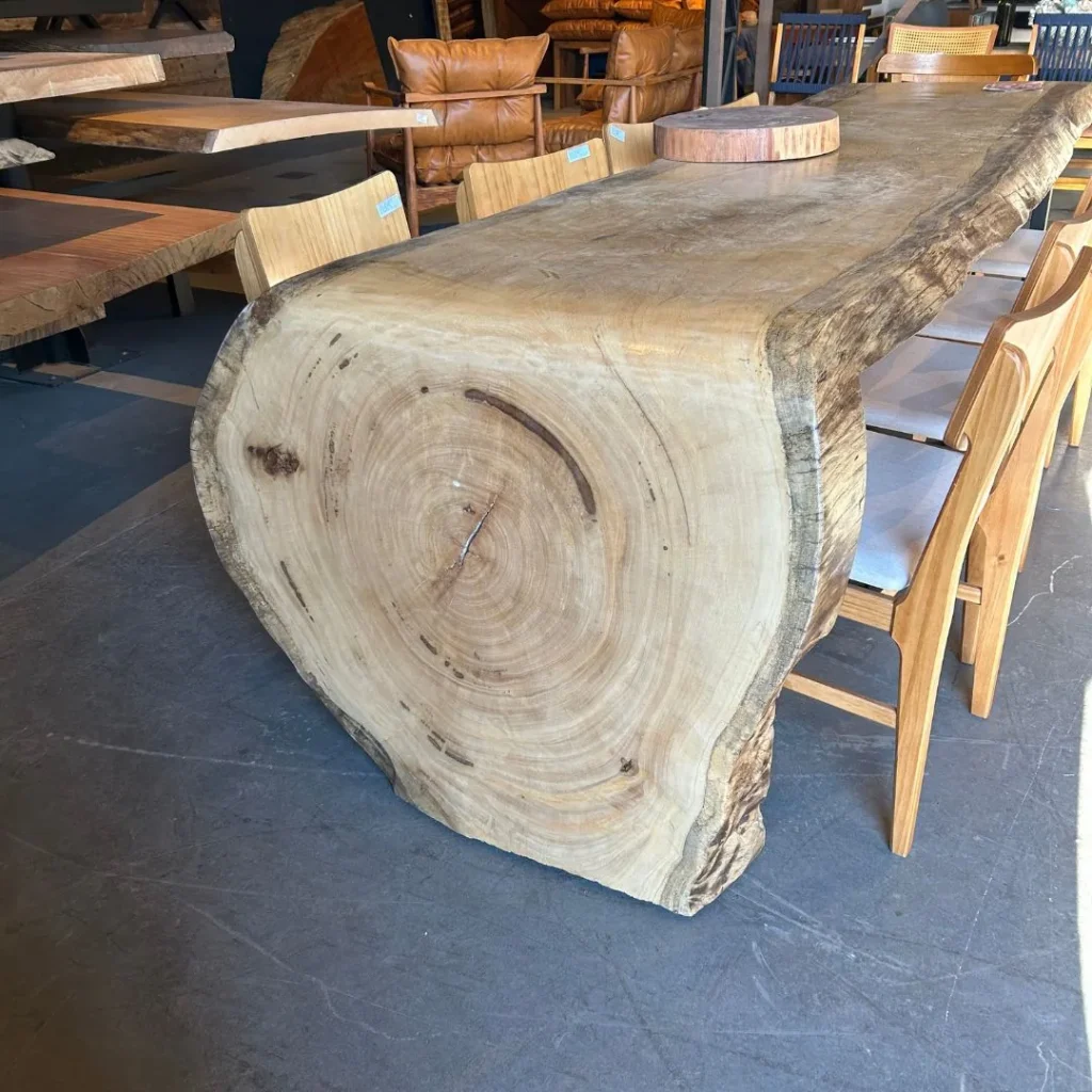 Mesa cascata de tronco de madeira clara com anéis de crescimento visíveis na lateral, Curitiba