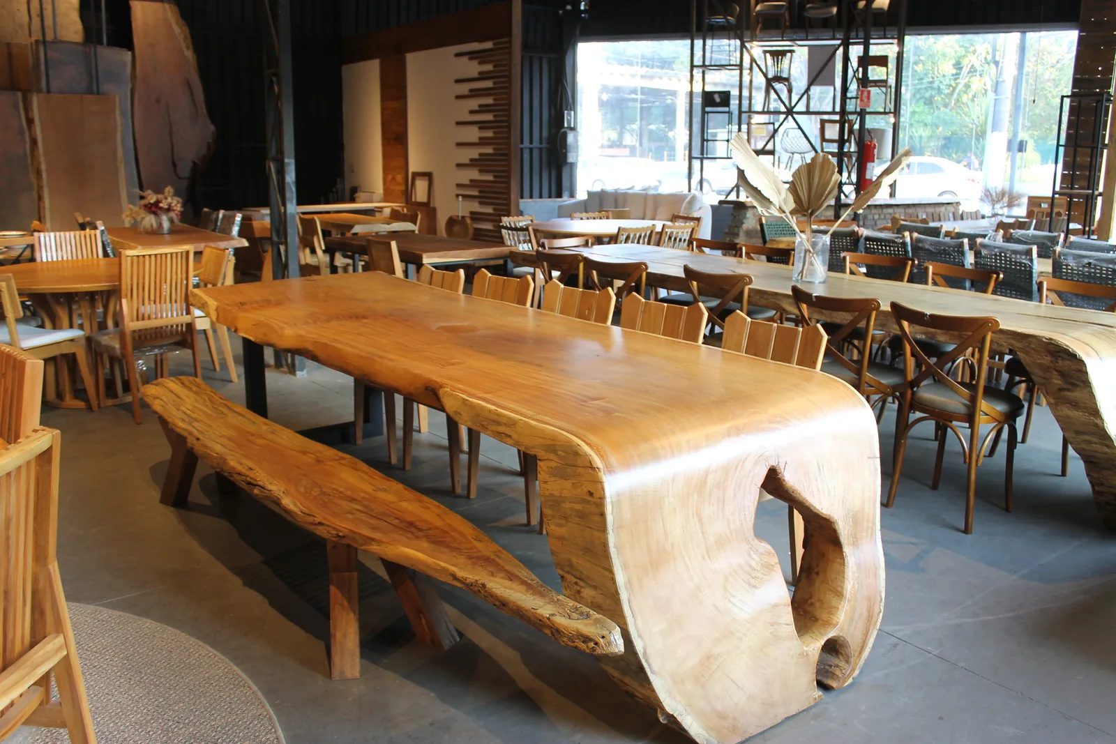 Mesa cascata com tronco vazado e banco de prancha em madeira maciça, vista lateral, Curitiba